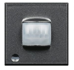 Axolute Пассивный ИК-датчик, имеет светоиндикатор тревоги с памятью, вспомогательный канал предварит